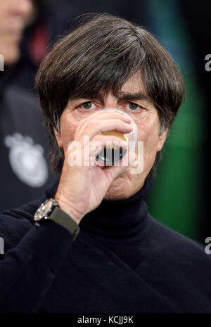 Deutschland-Manager Joachim Low trinkt vor dem Spiel der FIFA-Weltmeisterschaft 2018 im Windsor Park, Belfast. Stockfoto