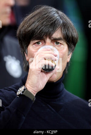 Deutschland-Manager Joachim Low trinkt vor dem Spiel der FIFA-Weltmeisterschaft 2018 im Windsor Park, Belfast. Stockfoto