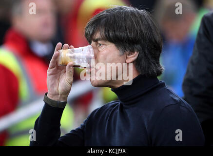 Deutschland-Manager Joachim Low trinkt vor dem Spiel der FIFA-Weltmeisterschaft 2018 im Windsor Park, Belfast. Stockfoto