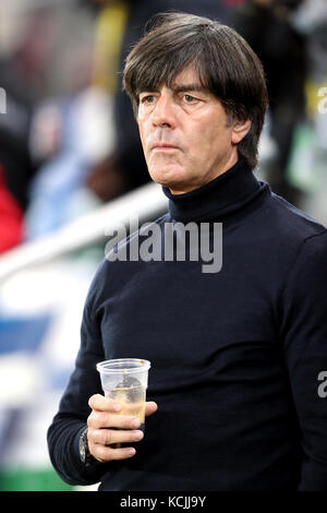 Deutschland-Manager Joachim Low trinkt vor dem Spiel der FIFA-Weltmeisterschaft 2018 im Windsor Park, Belfast. Stockfoto