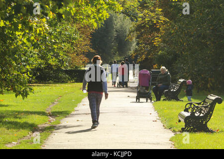 London, Vereinigtes Königreich. 5. Okt 2017. Es hat einen warmen und sonnigen Tag in Greenwich im Südosten von London. Credit: Rob Powell/Alamy leben Nachrichten Stockfoto