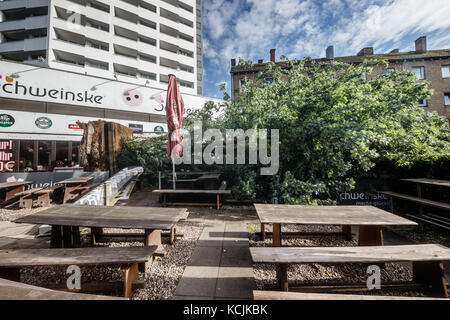 Hamburg, Deutschland. Oktober 2017. Ein umgefallener Baum liegt im Biergarten eines Restaurants an der Reeperbahn in Hamburg, Deutschland, 5. Oktober 2017. Quelle: Markus Scholz/dpa/Alamy Live News Stockfoto