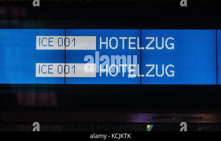 Hamburg, Deutschland. Oktober 2017. Der "Hotelzug" steht auf einer Anzeigetafel und bezieht sich auf einen Zug, in dem die Fahrgäste nach der Annullierung des gesamten Eisenbahnverkehrs am Hamburger Hauptbahnhof am 5. Oktober 2017 warten können. Quelle: Markus Scholz/dpa/Alamy Live News Stockfoto