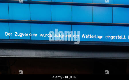 Hamburg, Deutschland. Oktober 2017. Der Zugverkehr war aufgrund der Wetterlage eingestellt steht auf einer Anzeigetafel nach der Streichung des gesamten Eisenbahnverkehrs am Hamburger Hauptbahnhof vom 5. Oktober 2017. Quelle: Markus Scholz/dpa/Alamy Live News Stockfoto