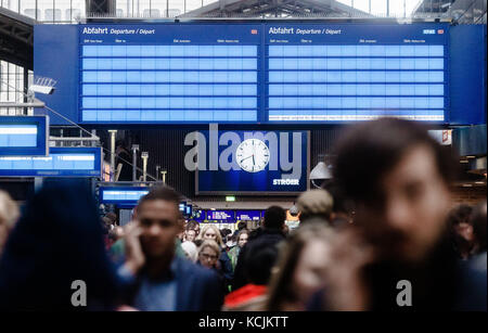 Hamburg, Deutschland. Oktober 2017. Leere Anzeigetafeln sind nach der Annullierung des gesamten Bahnverkehrs am Hamburger Hauptbahnhof am 5. Oktober 2017 zu sehen. Quelle: Markus Scholz/dpa/Alamy Live News Stockfoto