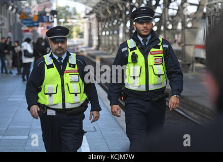 Köln, Deutschland. 5. Oktober 2017. Mitglieder des Sicherheitsdienstes der Deutschen Bahn tragen Bodycams am Kölner Hauptbahnhof, 5. Oktober 2017. Quelle: Henning Kaiser/dpa/Alamy Live News Stockfoto