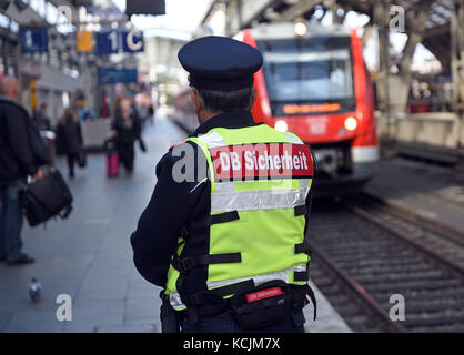 Köln, Deutschland. 5. Oktober 2017. Mitglieder des Sicherheitsdienstes der Deutschen Bahn tragen Bodycams am Kölner Hauptbahnhof, 5. Oktober 2017. Quelle: Henning Kaiser/dpa/Alamy Live News Stockfoto