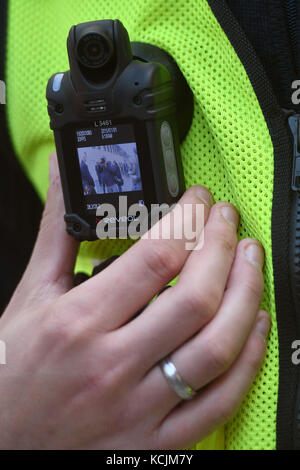 Köln, Deutschland. 5. Oktober 2017. Mitglieder des Sicherheitsdienstes der Deutschen Bahn tragen Bodycams am Kölner Hauptbahnhof, 5. Oktober 2017. Quelle: Henning Kaiser/dpa/Alamy Live News Stockfoto