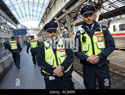 Köln, Deutschland. 5. Oktober 2017. Mitglieder des Sicherheitsdienstes der Deutschen Bahn tragen Bodycams am Kölner Hauptbahnhof, 5. Oktober 2017. Quelle: Henning Kaiser/dpa/Alamy Live News Stockfoto