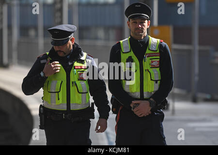 Köln, Deutschland. 5. Oktober 2017. Mitglieder des Sicherheitsdienstes der Deutschen Bahn tragen Bodycams am Kölner Hauptbahnhof, 5. Oktober 2017. Quelle: Henning Kaiser/dpa/Alamy Live News Stockfoto