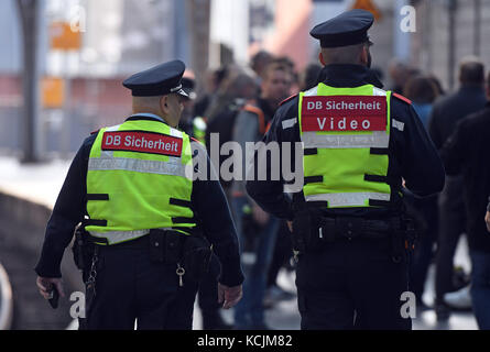 Köln, Deutschland. 5. Oktober 2017. Mitglieder des Sicherheitsdienstes der Deutschen Bahn tragen Bodycams am Kölner Hauptbahnhof, 5. Oktober 2017. Quelle: Henning Kaiser/dpa/Alamy Live News Stockfoto