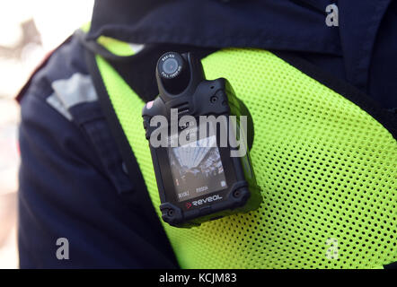 Köln, Deutschland. 5. Oktober 2017. Mitglieder des Sicherheitsdienstes der Deutschen Bahn tragen Bodycams am Kölner Hauptbahnhof, 5. Oktober 2017. Quelle: Henning Kaiser/dpa/Alamy Live News Stockfoto