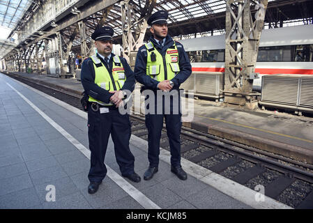 Köln, Deutschland. 5. Oktober 2017. Mitglieder des Sicherheitsdienstes der Deutschen Bahn tragen Bodycams am Kölner Hauptbahnhof, 5. Oktober 2017. Quelle: Henning Kaiser/dpa/Alamy Live News Stockfoto