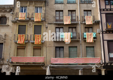 Reus, Spanien. 3. Okt 2017. Gebäude mit Fahnen, die den Anspruch hat, in Katalonien zu stimmen, in der Unabhängigkeit Volksabstimmung aus Spanien Quelle: Jordi Clave garsot/Alamy leben Nachrichten Stockfoto