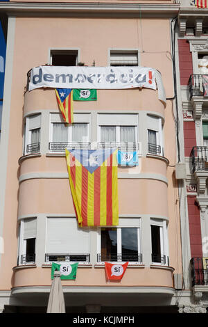 Reus, Spanien. 3. Okt 2017. Gebäude mit Fahnen, die den Anspruch hat, in Katalonien zu stimmen, in der Unabhängigkeit Volksabstimmung aus Spanien Quelle: Jordi Clave garsot/Alamy leben Nachrichten Stockfoto