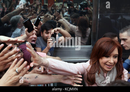 Buenos Aires, Buenos Aires, Argentinien. Oktober 2017. Die ehemalige Präsidentin und Kandidatin für Senatorin Cristina Kirchner besuchte die Studios von Radio Pop FM in der Nachbarschaft von Palermo. In der Mitte des Wahlkampfes gab ein Interview während der Radiosendung von Beto Casella. Quelle: Claudio Santisteban/ZUMA Wire/Alamy Live News Stockfoto