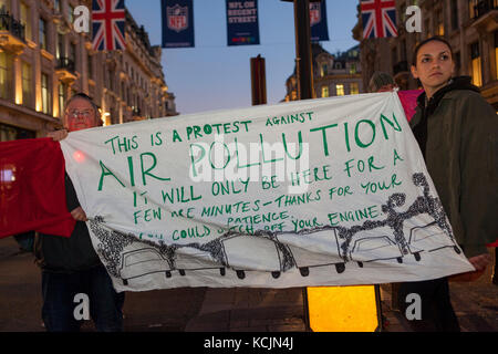 London, Großbritannien. 5. Okt, 2017. töten Londonern Protest: Oxford Circus, London UK. 5. Oktober 2017. Stoppen Sie die Londoner Tötung - mitkämpfer Bühne 10 Minuten Straße Block in Oxford Circus, dringend Maßnahmen gegen die Luftverschmutzung auf Londons Straßen zu verlangen. Teil einer laufenden Kampagne der friedlichen Proteste Aufruf an Bürgermeister Sadiq Khan entschiedene Maßnahmen gegen die gefährliche Niveaus der Verschmutzung, die jedes Jahr Tausende von Toten verursacht. Credit: Steve parkins/alamy leben Nachrichten Stockfoto