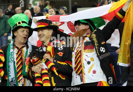 Belfast, Nordirland. Oktober 2017. Die Fans feiern vor dem WM-Qualifikationsspiel der Gruppe C zwischen Nordirland und Deutschland am 5. Oktober 2017 in Belfast, Nordirland. Quelle: Christian Charisius/dpa/Alamy Live News Stockfoto