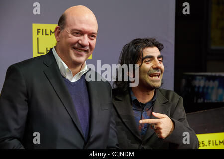 Hamburg, Deutschland. Oktober 2017. Der US-amerikanische Schauspieler und Regisseur John Carroll Lynch (l) und Regisseur Fatih Akin treffen am 5. Oktober 2017 zur Eröffnung des 25. Hamburger Filmfestivals im CinemaxX in Hamburg ein. Das Festival endet am 14. Oktober. Quelle: Georg Wendt/dpa/Alamy Live News Stockfoto