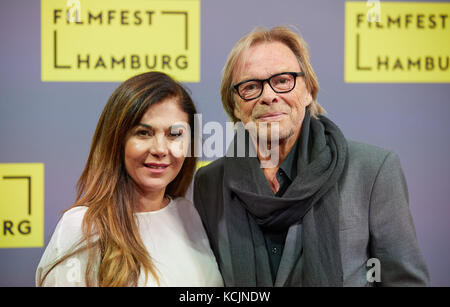 Hamburg, Deutschland. Oktober 2017. Schauspieler Volker Lechtenbrink und seine Frau Guel Ural-Aytekin bei der Eröffnung des 25. Hamburger Filmfestivals im CinemaxX in Hamburg, 5. Oktober 2017. Das Festival endet am 14. Oktober. Quelle: Georg Wendt/dpa/Alamy Live News Stockfoto