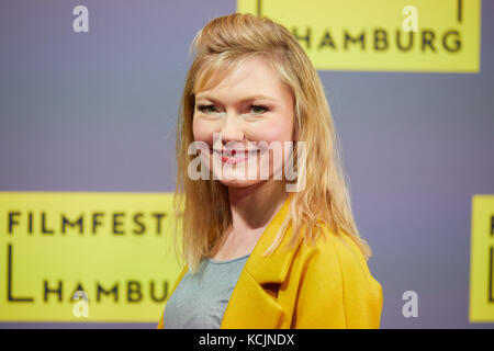 Hamburg, Deutschland. Oktober 2017. Schauspielerin Johanna Christine Gehlen kommt zur Eröffnung des 25. Hamburger Filmfestivals am 5. Oktober 2017 im CinemaxX in Hamburg. Das Festival endet am 14. Oktober. Quelle: Georg Wendt/dpa/Alamy Live News Stockfoto