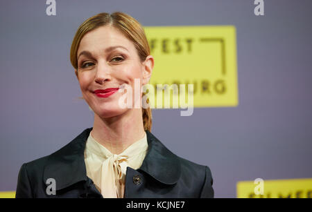 Hamburg, Deutschland. Oktober 2017. Schauspielerin Julia Stinshoff kommt zur Eröffnung des 25. Hamburger Filmfestivals am 5. Oktober 2017 im CinemaxX in Hamburg. Das Festival endet am 14. Oktober. Quelle: Georg Wendt/dpa/Alamy Live News Stockfoto