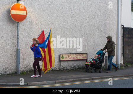 Menschen in Carmarthen zeigen ihre Unterstützung für die Menschen in Katalonien in Spanien für ihr Recht auf ein Referendum über die Unabhängigkeit zu halten. Stockfoto