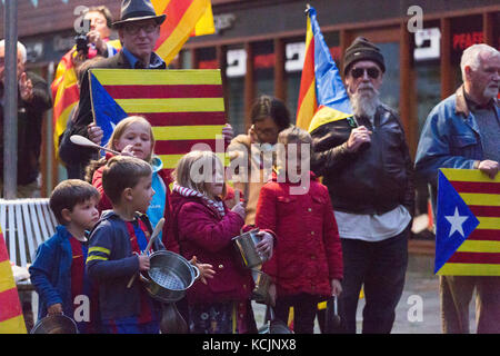 Menschen in Carmarthen zeigen ihre Unterstützung für die Menschen in Katalonien in Spanien für ihr Recht auf ein Referendum über die Unabhängigkeit zu halten. Stockfoto