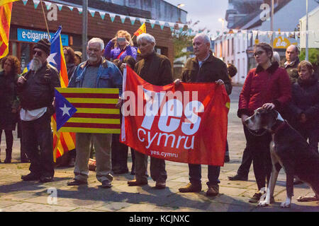 Menschen in Carmarthen zeigen ihre Unterstützung für die Menschen in Katalonien in Spanien für ihr Recht auf ein Referendum über die Unabhängigkeit zu halten. Stockfoto