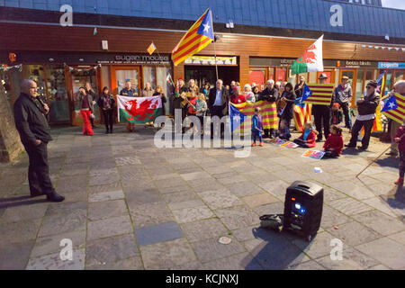 Menschen in Carmarthen zeigen ihre Unterstützung für die Menschen in Katalonien in Spanien für ihr Recht auf ein Referendum über die Unabhängigkeit zu halten. Stockfoto