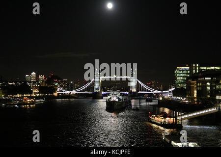 London, Großbritannien. 5. Okt, 2017. de Wetter. Tower Bridge mit silber Licht aus heute abend Harvest Moon credit gebadet: Paul quezada - Neiman/alamy leben Nachrichten Stockfoto