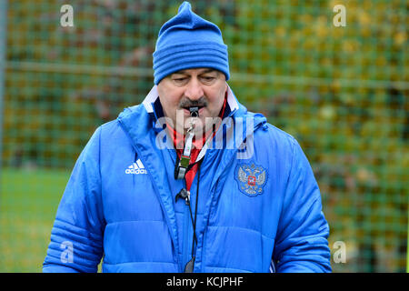 Moskau, Russland. 05th Oktober 2017. Der russische Fußballnationalmanager Stanislav Tschertschesow beim Trainingslager vor dem Testspiel gegen Südkorea in Moskau am 5. Oktober 2017. Quelle: Alizada Studios/Alamy Live News Stockfoto