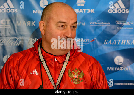 Moskau, Russland. 05th Oktober 2017. Der russische Fußballnationalmanager Stanislav Tschertschesow beim Trainingslager vor dem Testspiel gegen Südkorea in Moskau am 5. Oktober 2017. Quelle: Alizada Studios/Alamy Live News Stockfoto