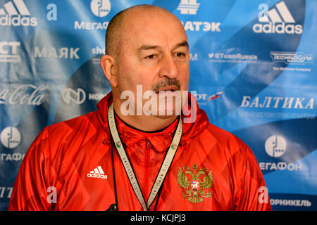 Moskau, Russland. 05th Oktober 2017. Der russische Fußballnationalmanager Stanislav Tschertschesow beim Trainingslager vor dem Testspiel gegen Südkorea in Moskau am 5. Oktober 2017. Quelle: Alizada Studios/Alamy Live News Stockfoto