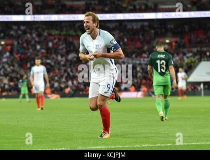 HARRY KANE VON ENGLAND CELEBRAT ENGLAND V SLOWENIEN Wembley Stadium, LONDON, ENGLAND, 05. Oktober 2017 Stockfoto