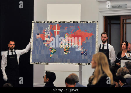 London, Großbritannien. 5. Okt 2017. "Appa", 1983, von Alighiero Boetti verkauft für einen Hammer Preis von GBP 700 k (Est. GBP 800-1, 200 k) an der Italienischen und Zeitgenössische Kunst abend Auktion bei Sotheby's, New Bond Street, zeitgleich mit der Eröffnung des Londoner Frieze Art Fair. Credit: Stephen Chung/Alamy leben Nachrichten Stockfoto