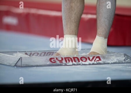 Montreal, Kanada. 2. Okt 2017. Männliche gymnast bereitet während der Qualifikation am 47. Abb. Gymnastics World Championships im Olympiastadion in Montreal, Kanada zu konkurrieren. Melissa J. Perenson/CSM/Alamy leben Nachrichten Stockfoto