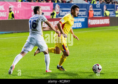 Oktober 5, 2017: Constantin budescu #14 (Rumänien) und gafurzhan suyumbayev Nr. 16 (Kasachstan) während der WM Qualifikation Spiel 2018 zwischen Rumänien und Kasachstan am Ilie oana Stadion, Ploiesti, Rumänien Rou. foto: catalin Soare Stockfoto