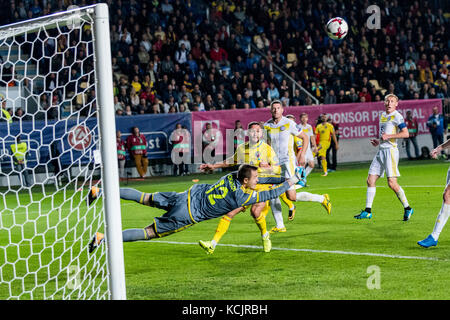 Oktober 5, 2017: Florin andone #9 (Rumänien) und stas pokatilov Nr. 12 (Kasachstan) während der WM Qualifikation Spiel 2018 zwischen Rumänien und Kasachstan am Ilie oana Stadion, Ploiesti, Rumänien Rou. foto: catalin Soare Stockfoto