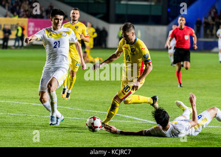 Oktober 5, 2017: Gheorghe grozav Nr. 10 (Rumänien) und abzal beysebekov Nr. 21 (Kasachstan) während der WM Qualifikation Spiel 2018 zwischen Rumänien und Kasachstan am Ilie oana Stadion, Ploiesti, Rumänien Rou. foto: catalin Soare Stockfoto