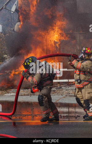 Feuerwehrleute aus fünf Städte kämpfte einen Großbrand ein zweistöckiges Apartment House auf der Main St. in Lissabon, NH, USA zerstört. Stockfoto