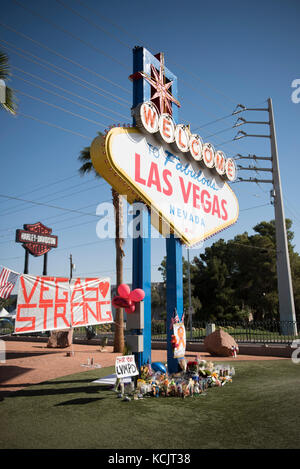 Las Vegas, USA. 05 Okt, 2017. Ein provisorisches Denkmal für die Opfer des Route 91 Harvest Country Music Festival Masse schießen auf die Willkommen im fabelhaften Las Vegas Schild auf dem Strip in Las Vegas, Nev., Oct. 5, 2017. Credit: Jason ogulnik/alamy leben Nachrichten Stockfoto