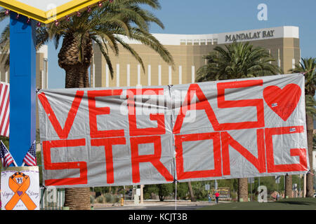 Las Vegas, USA. 05 Okt, 2017. Ein provisorisches Denkmal für die Opfer des Route 91 Harvest Country Music Festival Masse schießen auf die Willkommen im fabelhaften Las Vegas Schild auf dem Strip in Las Vegas, Nev., Oct. 5, 2017. Credit: Jason ogulnik/alamy leben Nachrichten Stockfoto