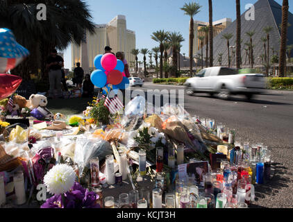 Las Vegas, USA. 05 Okt, 2017. Ein provisorisches Denkmal für die Opfer des Route 91 Harvest Country Music Festival Massenerschießungen neben dem Tatort auf dem Strip in Las Vegas, Nev., Oct. 5, 2017. Credit: Jason ogulnik/alamy leben Nachrichten Stockfoto