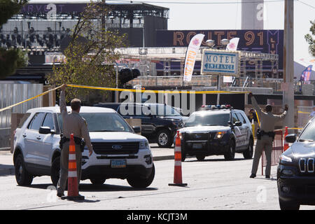 Las Vegas, USA. 05 Okt, 2017. Las Vegas die Arbeit der Polizei an der Route 91 Harvest Country Music Festival Massenerschießungen Ort auf dem Strip in Las Vegas, Nev., Oct. 5, 2017. Credit: Jason ogulnik/alamy leben Nachrichten Stockfoto