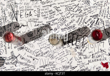 Las Vegas, USA. 05 Okt, 2017. Ein provisorisches Denkmal für die Opfer des Route 91 Harvest Country Music Festival Masse schießen auf dem Strip in Las Vegas, Nev., Oct. 5, 2017. Credit: Jason ogulnik/alamy leben Nachrichten Stockfoto