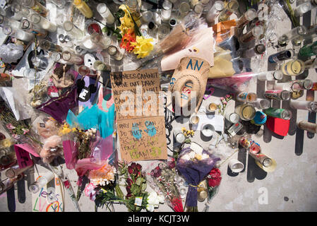 Las Vegas, USA. 05 Okt, 2017. Ein provisorisches Denkmal für die Opfer des Route 91 Harvest Country Music Festival Masse schießen auf dem Strip in Las Vegas, Nev., Oct. 5, 2017. Credit: Jason ogulnik/alamy leben Nachrichten Stockfoto