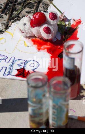 Las Vegas, USA. 05 Okt, 2017. Ein provisorisches Denkmal für die Opfer des Route 91 Harvest Country Music Festival Masse schießen auf dem Strip in Las Vegas, Nev., Oct. 5, 2017. Credit: Jason ogulnik/alamy leben Nachrichten Stockfoto