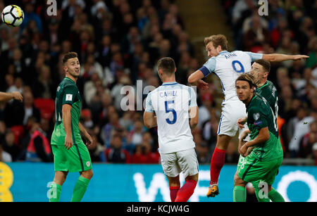 London, London, Großbritannien. Oktober 2017. Harry Kane (oben) aus England geht am 5. Oktober 2017 beim Spiel der EM-Qualifikationsgruppe E der FIFA-Weltmeisterschaft 2018 im Wembley-Stadion in London an den Ball. England gewann mit 1:0. Quelle: Han Yan/Xinhua/Alamy Live News Stockfoto