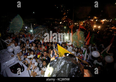 Valencia, Carabobo, Venezuela. Oktober 2017. Oktober 2017. Der nationale Führer der politischen Partei Acci''n Democratica, Henry Ramos allup, begleitete den Kandidaten für das Gouverneursamt von Carabobo vom Tisch der demokratischen Einheit, SCHLAMM Alejandro Feo La cruz, in öffentlicher Tat in Valencia, Carabobo Staat. Foto: Juan Carlos Hernandez Credit: Juan Carlos Hernandez/ZUMA Wire/Alamy Live News Stockfoto